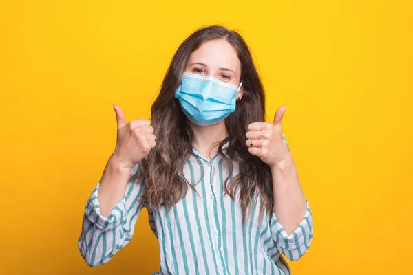 Sorridendo alla ragazza della fotocamera sta mostrando entrambi i pollici verso l'alto — Foto Stock