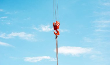 Vinç 'in güneşli bir günde inşaatta çalışırken çekilmiş bir fotoğrafı.