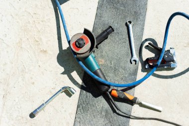 Zeminde oturan birçok inşaat aletinin fotoğraf arkaplanı