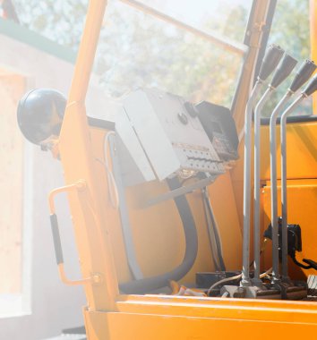 İç vinç fotoğrafı, güneşli bir günde kontraksiyonda çalışıyor..