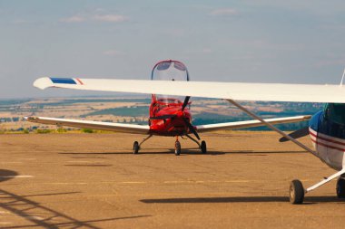 Havaalanında oturan ve uçuşa hazırlanan uçak detaylarının fotoğrafını çek..