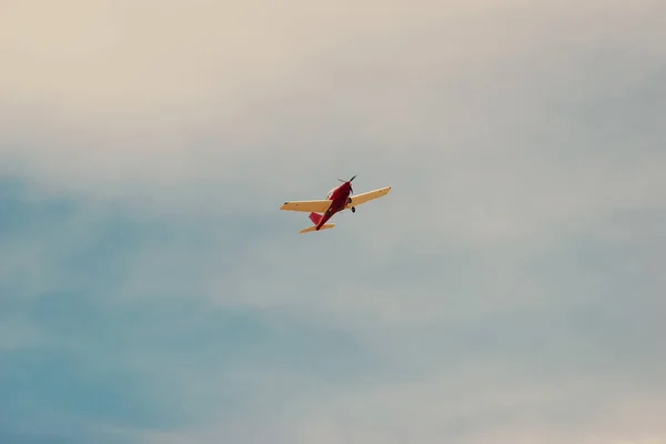 Zdjęcie Małego Samolotu Lecącego Piękny Czysty Letni Dzień — Zdjęcie stockowe