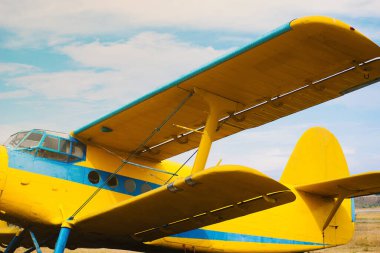 Havaalanında oturan ve uçuşa hazırlanan uçak detaylarının fotoğrafını çek..