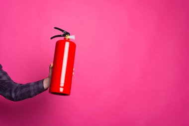 Pembe arka planda fotokopi aletiyle yangın söndürücünün fotoğrafını kapat.