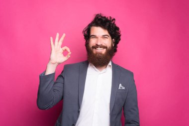 Sakallı mutlu bir adamın portresi güzel bir jest gösteriyor..