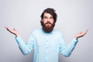 Bu durumda ne yapacağımı bilmiyorum. Kafası karışmış sakallı bir adamın resmi..