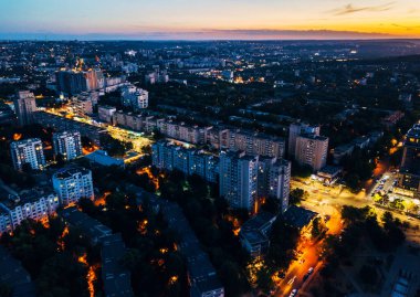 Gün batımından sonraki güzel şehir fotoğrafı, şehir ışıkları, kumlu fotoğraf..