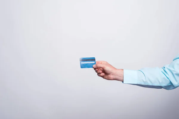 Fechar Foto Homem Mão Mostrando Cartão Crédito Azul — Fotografia de Stock