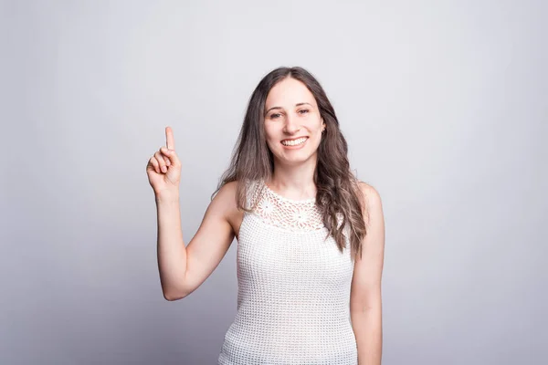 Mujer Feliz Sonriendo Señalando Hacia Arriba Sobre Fondo Blanco — Foto de Stock