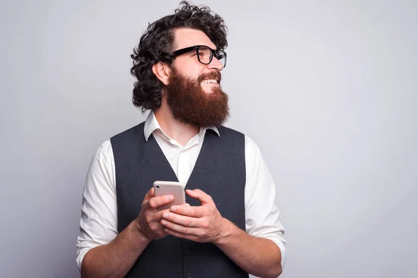 Photo Happy Man Suit Using Phone Looking Away Copyspace — Stock Photo, Image