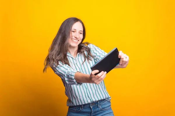 Ritratto di donna felice in camicia che gioca al tablet — Foto Stock