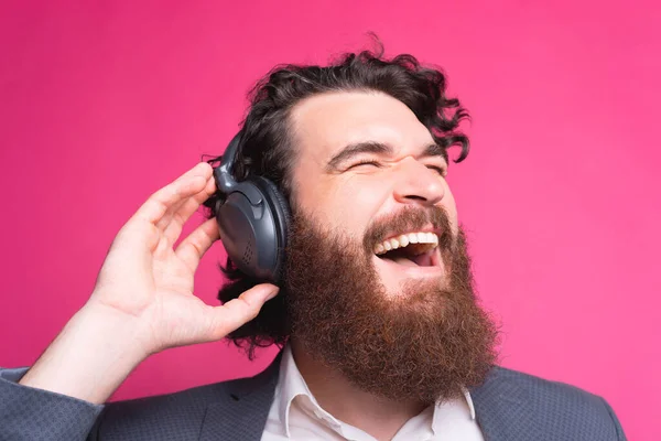 De cerca la foto del joven alegre en traje escuchando música — Foto de Stock