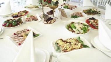 Yemek ve dekorasyonlu yuvarlak düğün masasının görüntüleri..