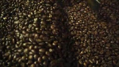 Kahveyi kızartırken, kahveyi en iyi içeceğe hazırlarken, kafeini hazırlarken inanılmaz yakın çekim görüntüleri..