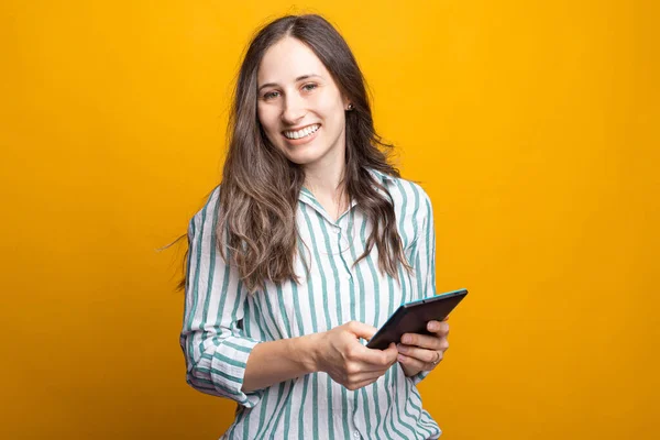 Retrato de uma jovem mulher feliz sorrindo e usando tablet sobre gritar — Fotografia de Stock