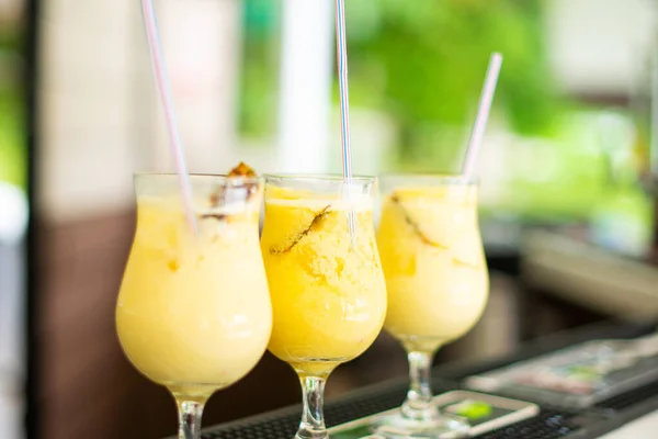 Photo rapprochée de savoureux cocktails laiteux sur le bar près de la piscine dans un su — Photo