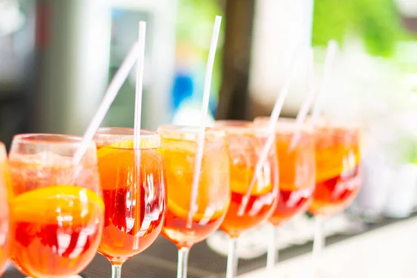 Photo de cocktails rouges sucrés au bar pendant l'heure d'été — Photo