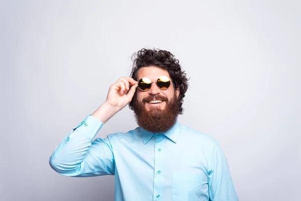 Portret stylowego brodatego hipstera noszącego niebieską koszulę i t — Zdjęcie stockowe