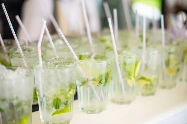 Photo rapprochée de cocktails de mojito frais sur la table du bar pendant la somme — Photo