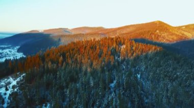 Gün batımında güzel bir uçurumun, kışın altın saatinin görüntüsü.