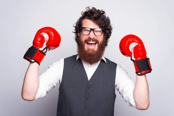 Fotografie muže v obleku a boxerských rukavicích, jak slaví a křičí — Stock fotografie