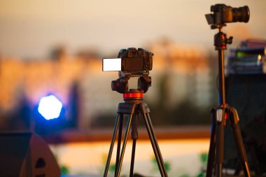 Beyaz ekranlı kamera canlı caz konserini filme alıyor.