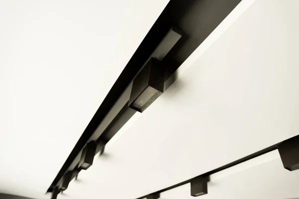 Foto di luce industriale moderna sul soffitto su bianco — Foto Stock