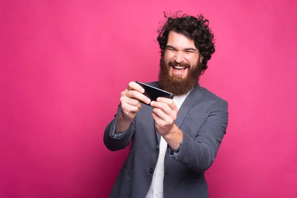 Foto de hombre de negocios barbudo alegre jugando juegos en tiempo libre — Foto de Stock