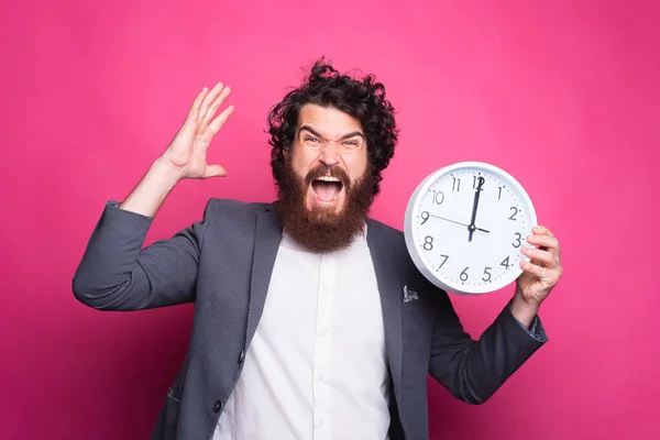 Retrato del hombre de negocios enojado gritando y sosteniendo CLOCK, concepto de retraso — Foto de Stock