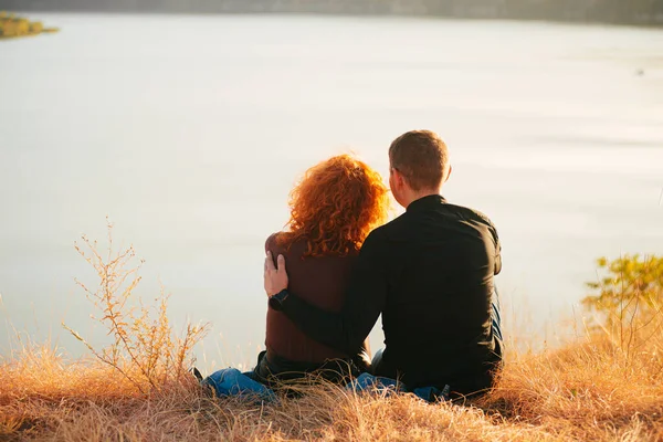 抱擁された夫婦が川を眺めながら — ストック写真