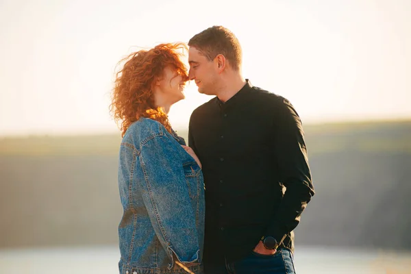 Um jovem casal feliz está se divertindo juntos — Fotografia de Stock