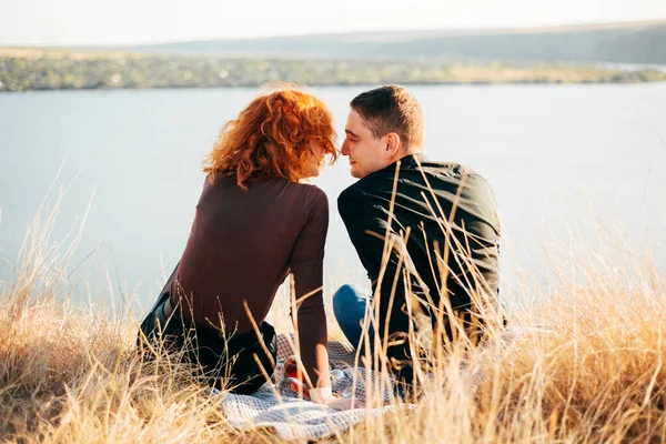 Tarlada romantik bir pikniğin fotoğrafı. — Stok fotoğraf