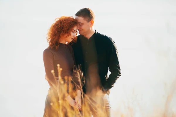 Una foto de una pareja abrazada en el campo —  Fotos de Stock