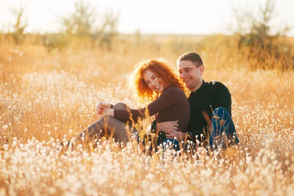 Happy young couple having fun in the field — Stock Photo, Image