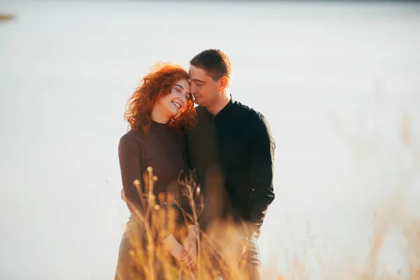 Bela foto de um casal no campo tendo tempo juntos — Fotografia de Stock