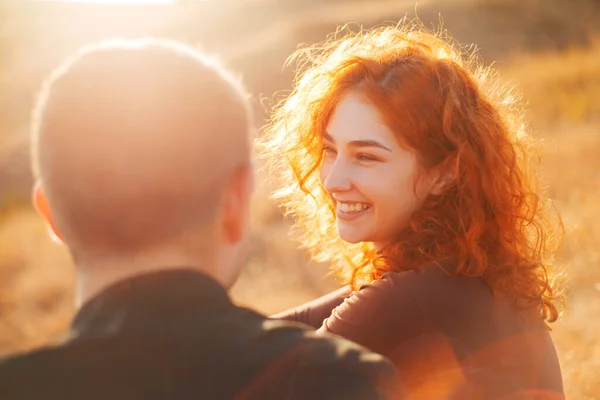 Una joven pareja feliz mirándose y sonriendo —  Fotos de Stock