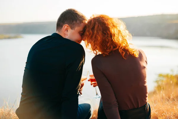 Casal jovem ter um tempo romântico juntos em um piquenique — Fotografia de Stock