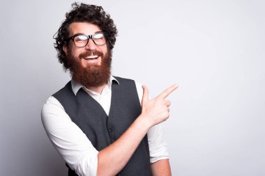 Hey kardeşim, şu teklife bak. Takımlı sakallı hippi, mekanı işaret ediyor.