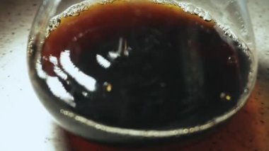 Yakın çekim, taze, lezzetli, filtreli kahve damlatıyor..