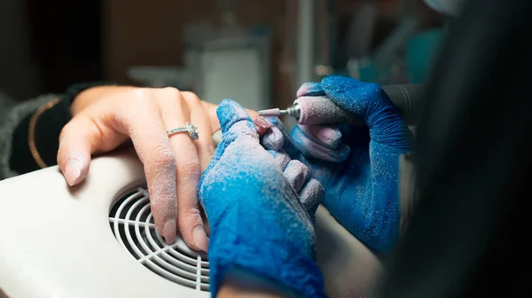 Uma foto de um trabalhador profissional removendo a velha manicure — Fotografia de Stock