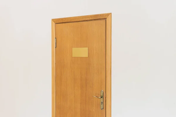 Foto di porta in legno con piastra bianca per il nome, spazio per il testo — Foto Stock