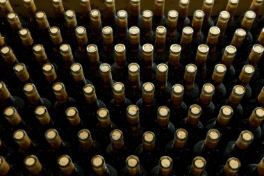 Bir sürü şarap şişesinin yeraltında fotoğrafı, şarap konsepti.