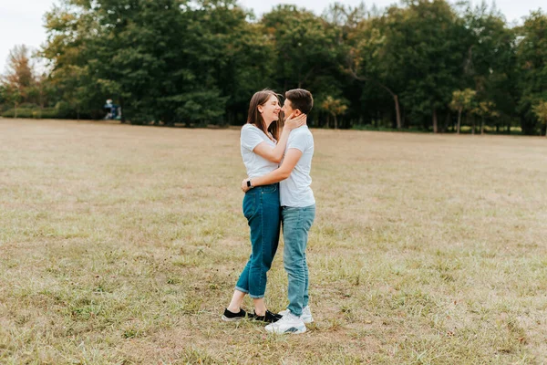 Foto di una giovane coppia che si abbraccia all'aperto nel parco — Foto Stock