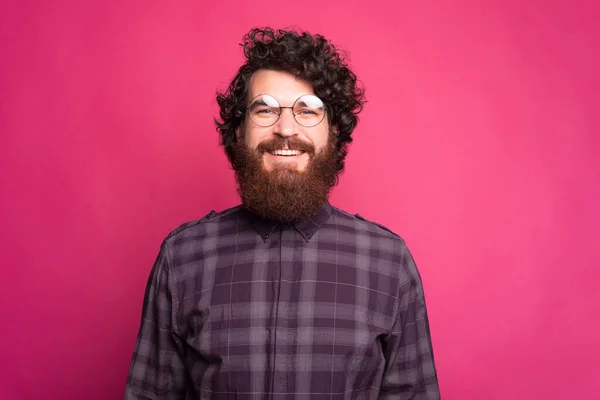 Porträtt av stilig ung skäggig hipster man bär runda glasögon och tittar på kameran — Stockfoto