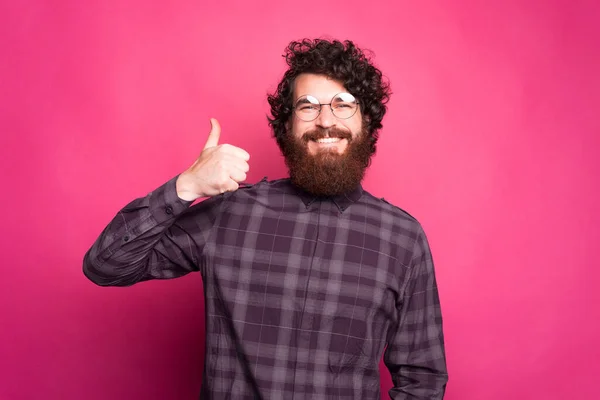 Ik vind het leuk, foto van een vrolijke hipster met een baard. — Stockfoto