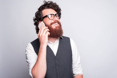 Seninle konuşalım, yakışıklı ve takım elbiseli yakışıklı adam telefonda biriyle konuşuyor.