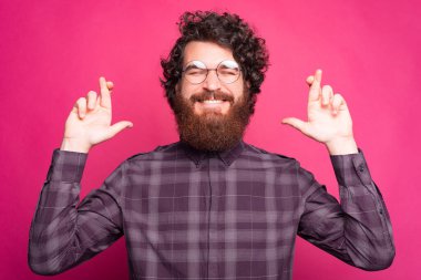 Neşeli sakallı beyaz adam şans diliyor ve büyük hayaller kuruyor.