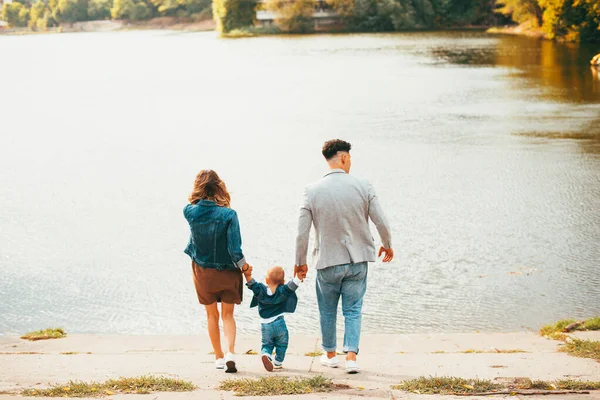 A young familiy having some time togehter near a lake — Stock Photo, Image