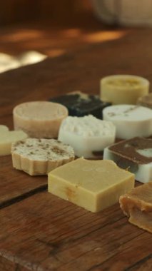 Kırsal ahşap üzerinde çeşitli şekillerde ve renklerde sanatsal sabunlar sergileniyor..