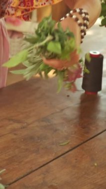 Kırsal bir ortamda canlı yeşilliklerle dolu taze bir bitki buketi yaratma sürecine giriyoruz.